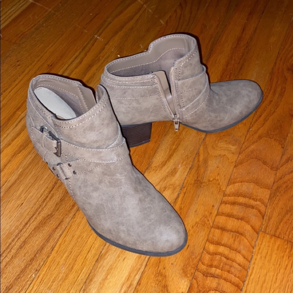 nude/grey bootie